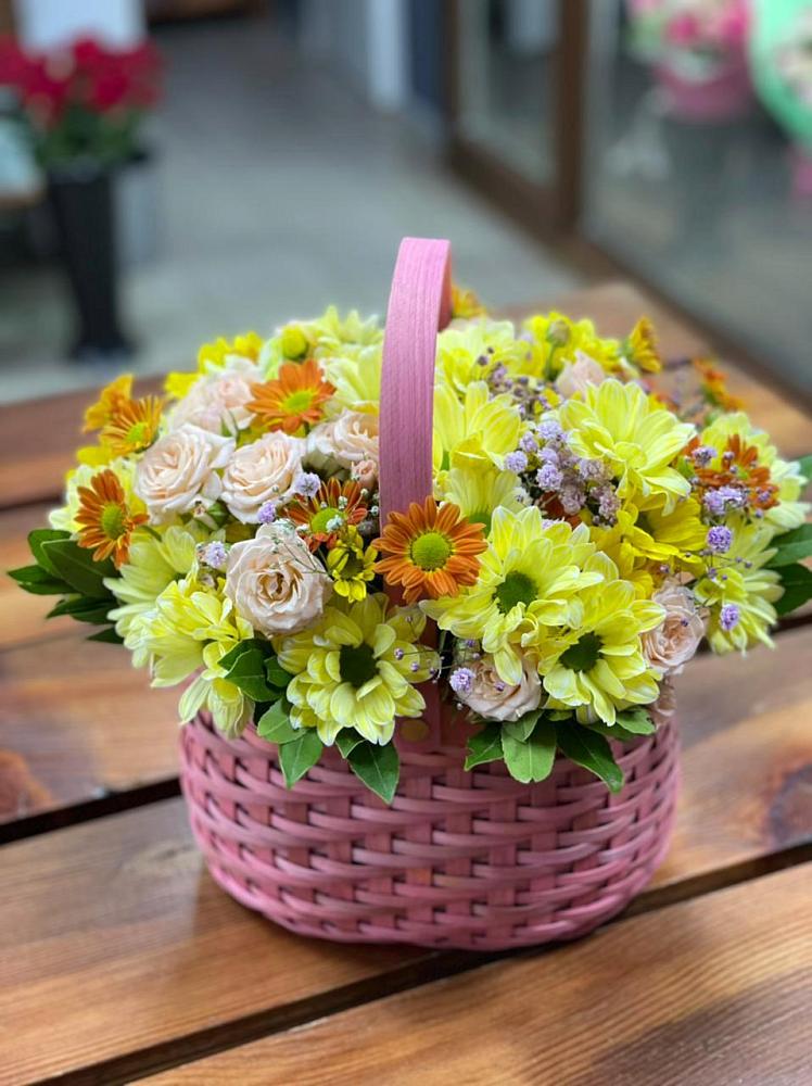 Цветочная композиция из Хризантемы и Розы в корзине в Степном