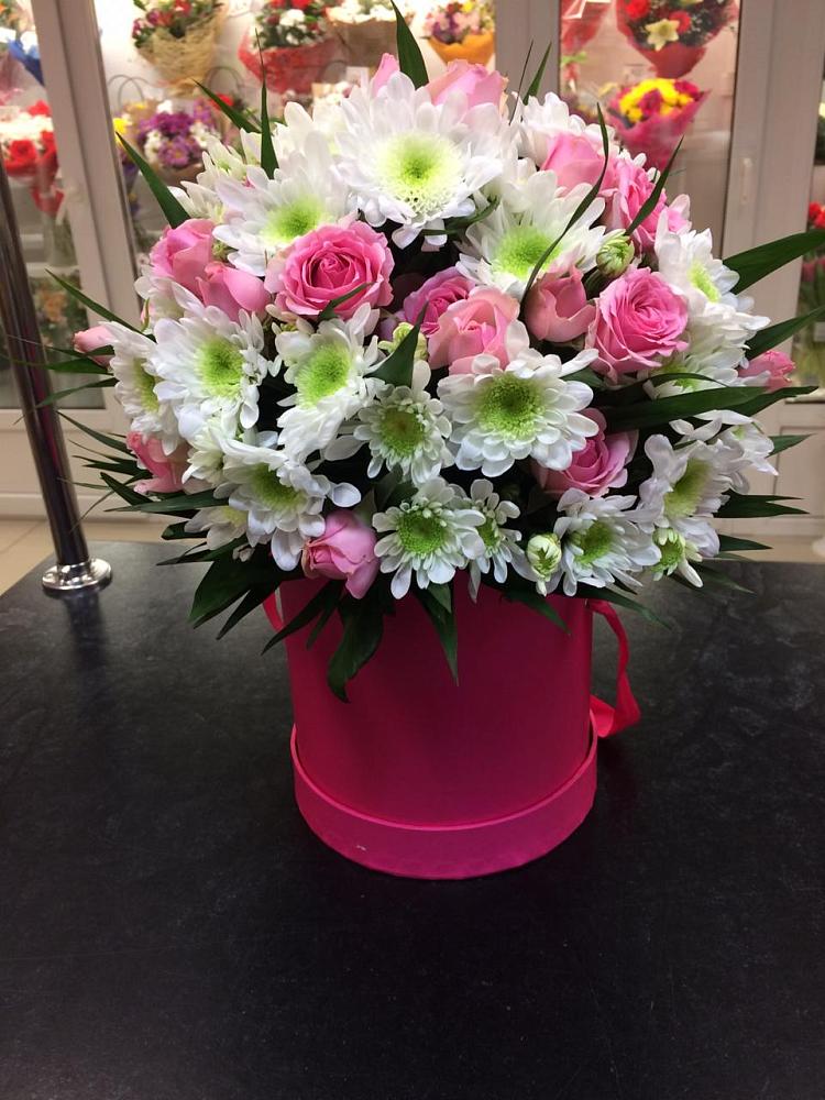 Цветочная композиция из Розы и Хризантемы в шляпной коробке в Степном