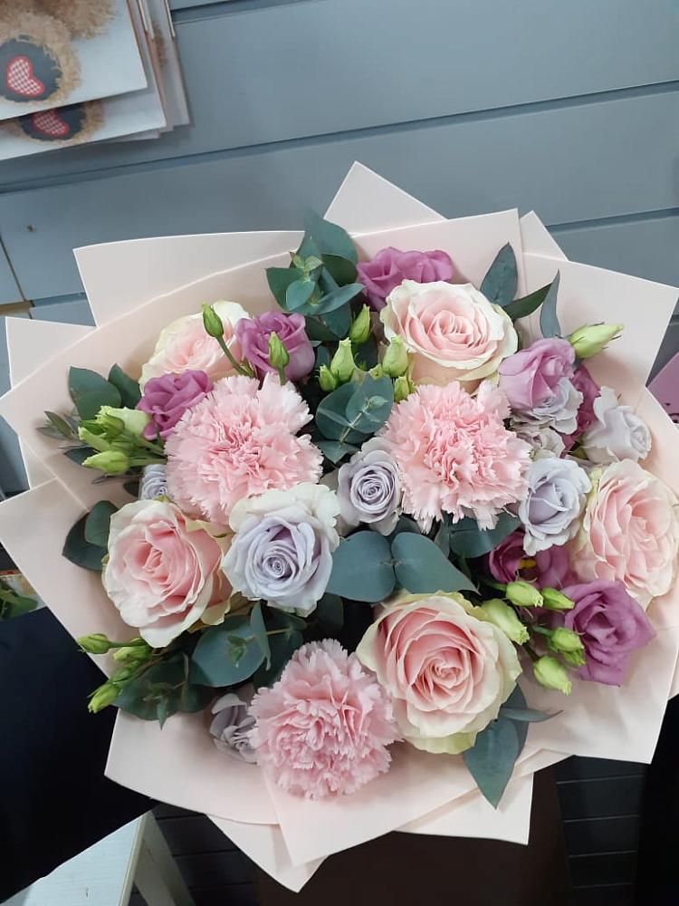 Букет цветов из: Розы, Гвоздики и Лизиантусы в Степном